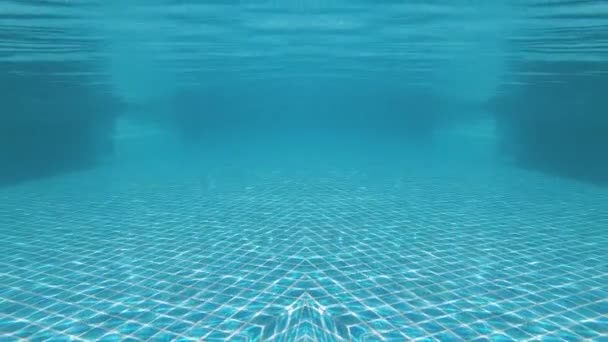 Unterwasserblick Auf Das Freibad Der Sonnenstrahl Durchquert Die Wasser Zeitlupenszene — Stockvideo