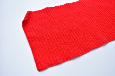 kırmızı yün örgü iplik dokusu, beyaz arkaplanda yün kumaş