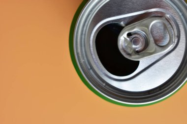 Turuncu arka planda alüminyum yeşil içecek kutuları, açık soğuk taze içecek