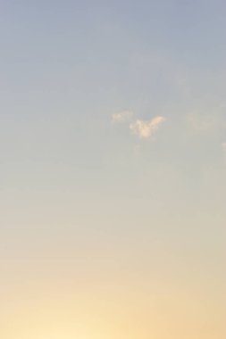 Güzel mavi gökyüzü ve bulutlar, altın ışıltılı gün doğumu, doğal arka plan