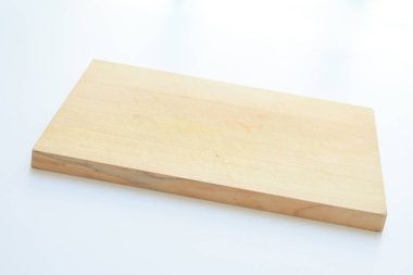 Tahta kesme tahtası beyaz arka planda izole edilmiş, kalas ahşap mutfak