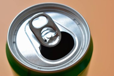 Turuncu arka planda alüminyum yeşil içecek kutuları, açık soğuk taze içecek