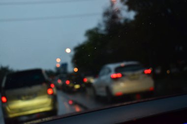 Gece yolda trafik sıkışıklığı, yağmurlu arka plan çözülmüş