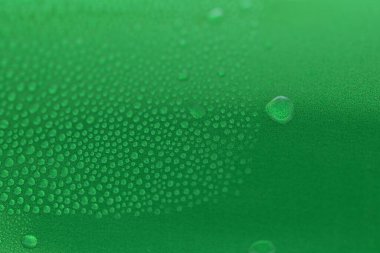 Yeşil içecek kutularının üzerine su damlası, soğuk alüminyum içecek paketi dokusu