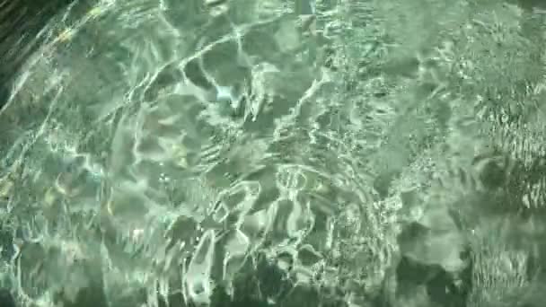 Водная Волна Открытого Бассейна Солнечный Луч Проходит Через Водную Сцену — стоковое видео
