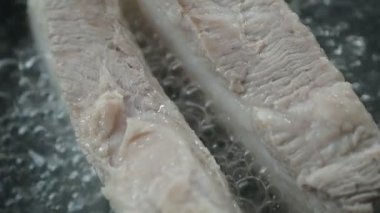 Kithchen 'de domuz pastırmalı sıcak su, yavaş çekim sahnesi.