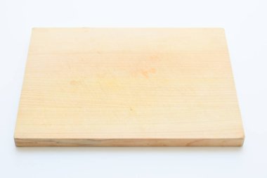 Tahta kesme tahtası beyaz arka planda izole edilmiş, kalas ahşap mutfak