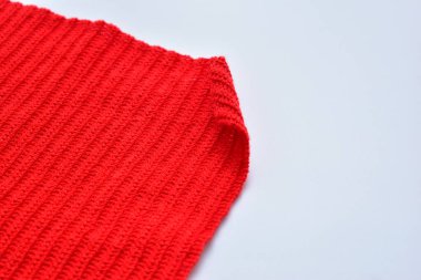 kırmızı yün örgü iplik dokusu, beyaz arkaplanda yün kumaş