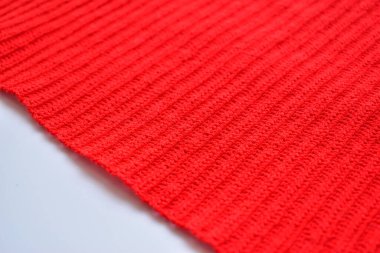 kırmızı yün örgü iplik dokusu, beyaz arkaplanda yün kumaş