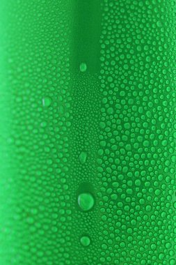 Yeşil içecek kutularının üzerine su damlası, soğuk alüminyum içecek paketi dokusu