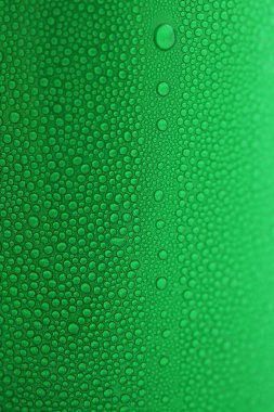 Yeşil içecek kutularının üzerine su damlası, soğuk alüminyum paketi dokusu