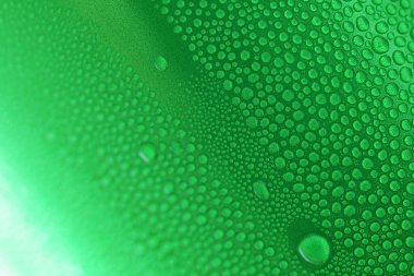 Yeşil içecek kutularının üzerine su damlası, soğuk alüminyum içecek paketi dokusu