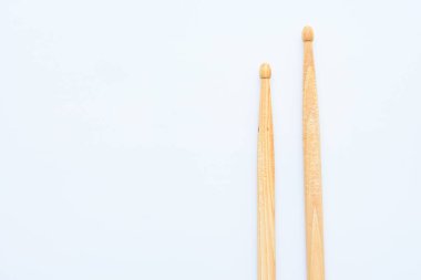 Beyaz arkaplanda izole edilmiş ahşap baget, davul çalmak için nesne