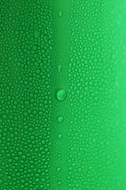 Yeşil içecek kutularının üzerine su damlası, soğuk alüminyum içecek paketi dokusu