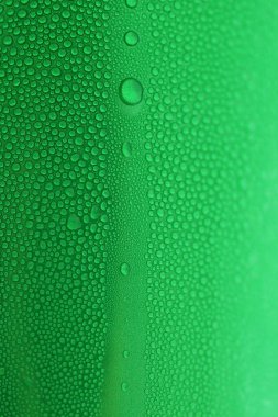 Yeşil içecek kutularının üzerine su damlası, soğuk alüminyum içecek paketi dokusu