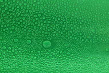 Yeşil içecek kutularının üzerine su damlası, soğuk alüminyum içecek paketi dokusu