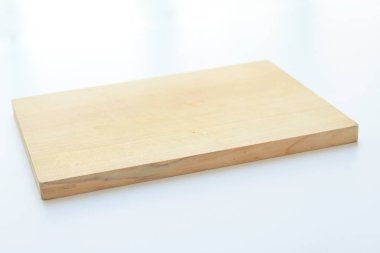 Tahta kesme tahtası beyaz arka planda izole edilmiş, kalas ahşap mutfak