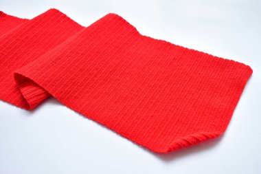 Kırmızı yün örgü kumaş dalgalı, beyaz arkaplanda yünlü kumaş