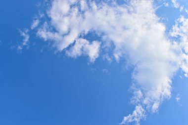 güzel mavi gökyüzü ve beyaz kabarık bulutlar sabah güneş doğarken, doğal arka plan