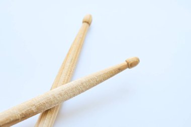 Beyaz arkaplanda izole edilmiş ahşap baget, davul çalmak için nesne