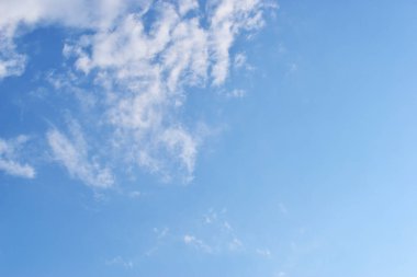 güzel mavi gökyüzü ve beyaz kabarık bulutlar sabah güneş doğarken, doğal arka plan