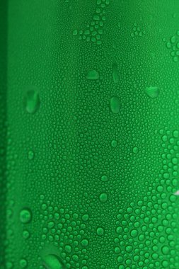 Yeşil içecek kutularının üzerine su damlası, soğuk alüminyum içecek paketi dokusu