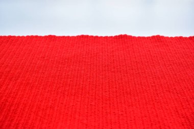 kırmızı yün örgü iplik dokusu, beyaz arkaplanda yün kumaş