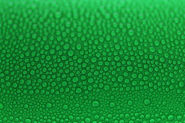 Yeşil içecek kutularının üzerine su damlası, soğuk alüminyum içecek paketi dokusu