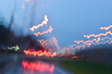 Gecenin karanlığında araba ışığı, yağmurla karışık trafik arkaplanı