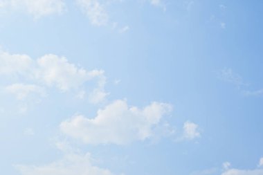 Güzel mavi gökyüzü ve beyaz kabarık bulut Sabah güneş doğuyor, doğal arkaplan