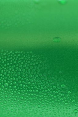 Yeşil içecek kutularının üzerine su damlası, soğuk alüminyum içecek paketi dokusu