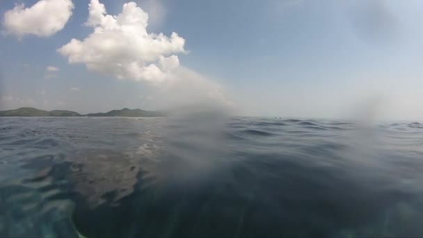 Superfície Onda Água Piscina Exterior Verão Cena Movimento Com Nuvem — Vídeo de Stock