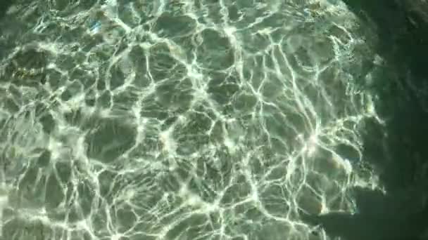 Vatten Våg Utomhuspool Solens Stråle Passera Genom Vattnet Slow Motion — Stockvideo