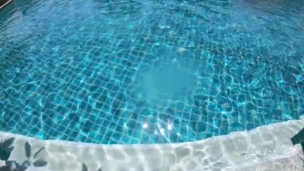 Güneşli Bir Günde Yüzme Havuzuna Doğru Merdivenlerden Inerken Hareket Sahnesinde — Stok video