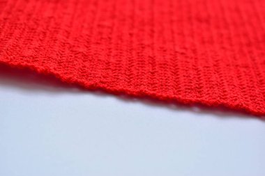 kırmızı yün örgü iplik dokusu, beyaz arkaplanda yün kumaş