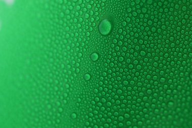 Yeşil içecek kutularının üzerine su damlası, soğuk alüminyum paketi dokusu