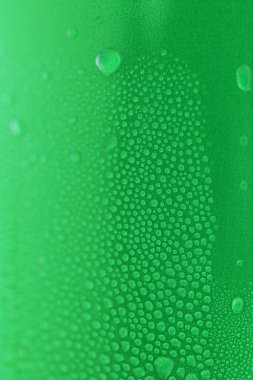 Yeşil içecek kutularının üzerine su damlası, soğuk alüminyum içecek paketi dokusu