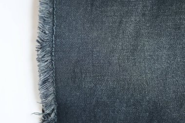 Beyaz arka planda siyah danim dokusu, giyim tasarımı için kot modası tekstili