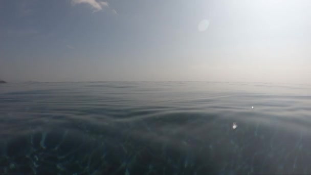夏季室外游泳池水面上的水波 天空中云彩的运动场景 — 图库视频影像