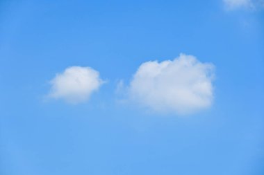 güzel mavi gökyüzü ve beyaz kabarık bulutlar sabah güneş doğarken, doğal arka plan