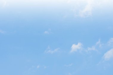 Güzel mavi gökyüzü ve bulutlar, altın ışıltılı gün doğumu, doğal arka plan