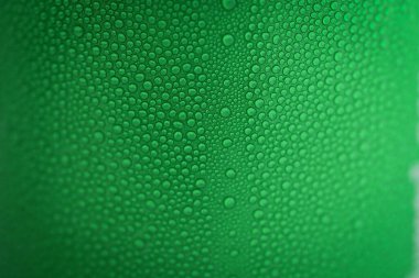 Yeşil içecek kutularının üzerine su damlası, soğuk alüminyum paketi dokusu