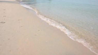Deniz dalgalı güzel, berrak kumsal, 4k manzara manzaralı ada.