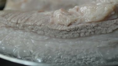 Kithchen 'de domuz pastırmalı sıcak su, yavaş çekim sahnesi.