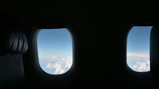 飞机飞行旅程带着美丽的云彩在晴朗的蓝天上飞行 透过飞机的窗户眺望风景 — 图库视频影像