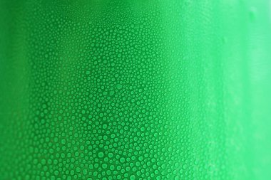 Yeşil içecek kutularının üzerine su damlası, soğuk alüminyum içecek paketi dokusu