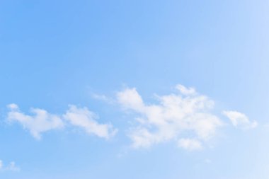 güzel mavi gökyüzü ve beyaz kabarık bulutlar sabah güneş doğarken, doğal arka plan