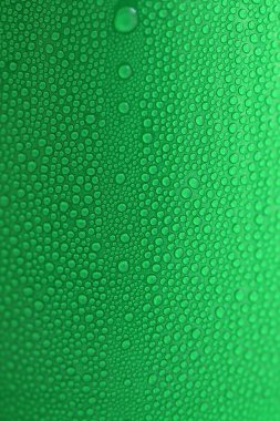 Yeşil içecek kutularının üzerine su damlası, soğuk alüminyum içecek paketi dokusu