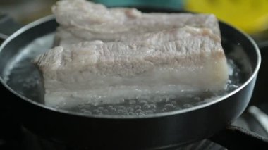 Kithchen 'de domuz pastırmalı sıcak su, yavaş çekim sahnesi.