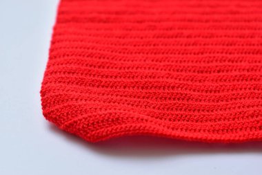 kırmızı yün örgü iplik dokusu, beyaz arkaplanda yün kumaş